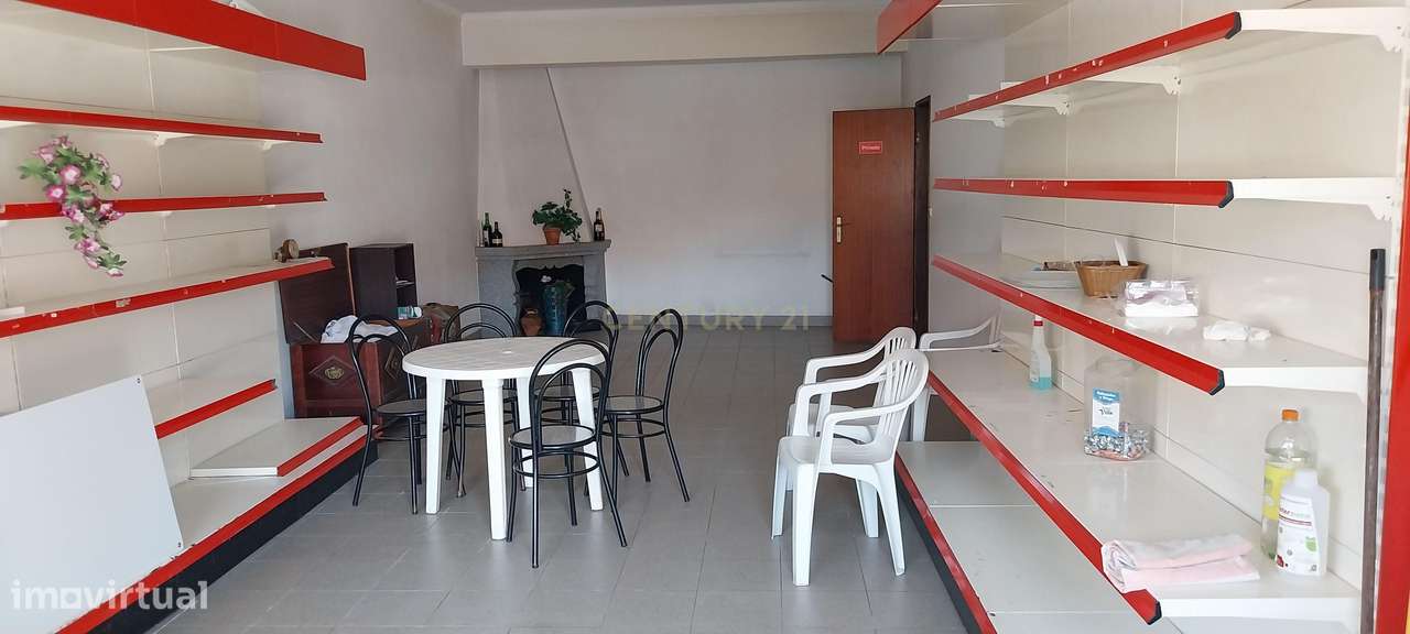 Moradia T2 com 2 espaços comerciais e garagem-8