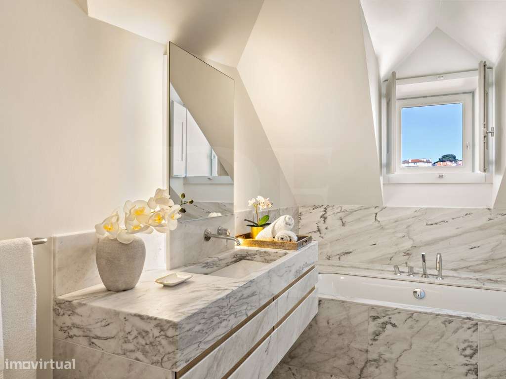 Moradia T3+1 Frente mar no Estoril, com 3 lugares de garagem e piscina-13