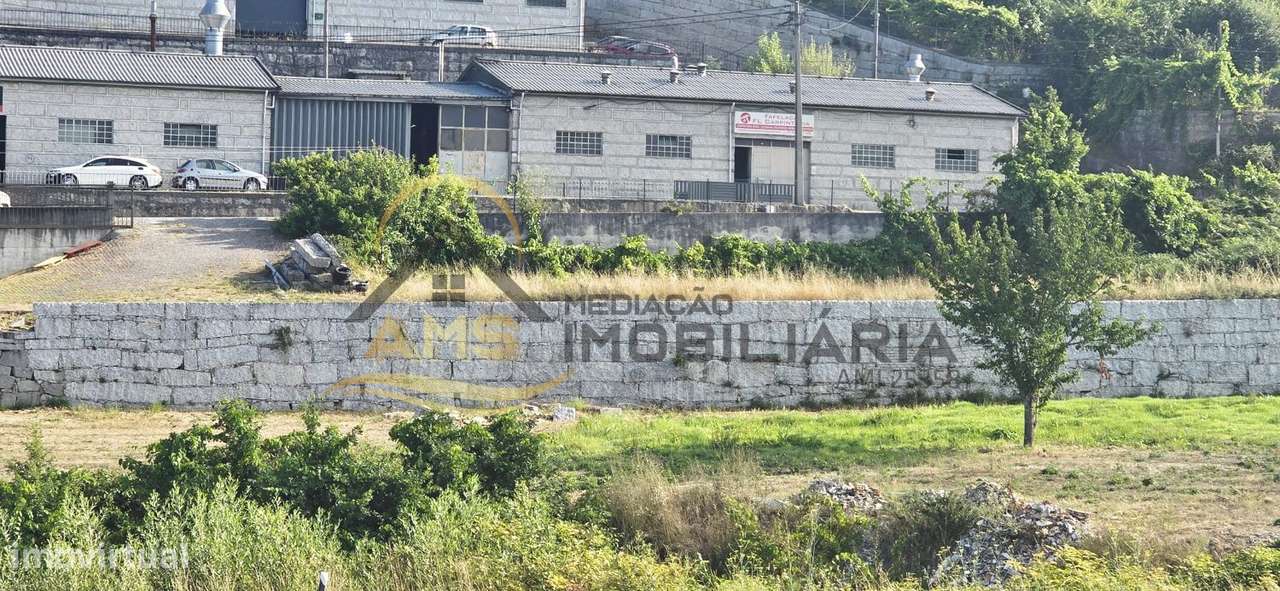 Moradia para restauro e terreno industrial com mais de 4000m²-14