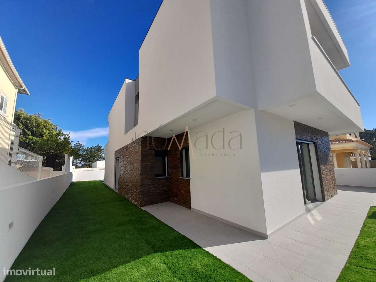 Fantástica moradia localizada no bairro de Valadares, Seixal-0