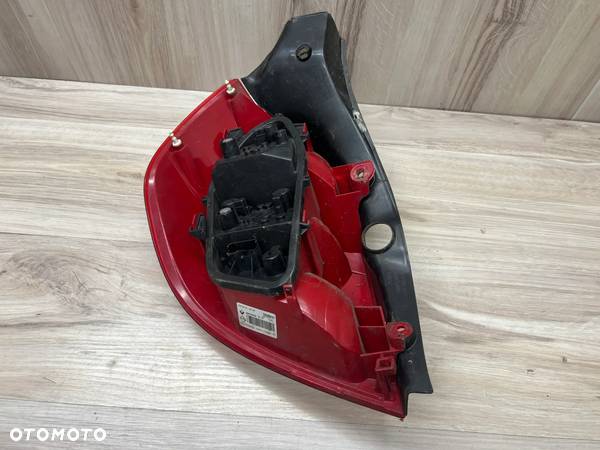 LAMPA TYLNA PRAWA RENAULT CLIO 3 III HB - 2