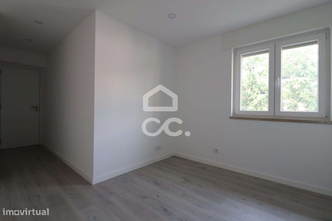 Apartamento T4 totalmente remodelado no Vale das Flores - Grande imagem: 4/22