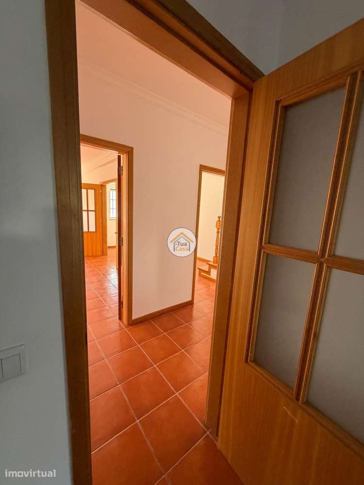 Moradia T4 no centro de Cantanhede com dois pisos e terraço.-48