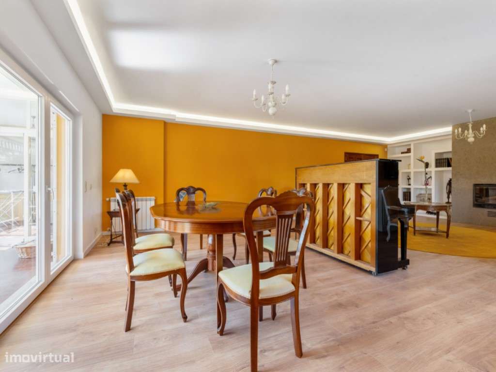 Moradia Isolada com 3 pisos, piscina, court de ténis-12