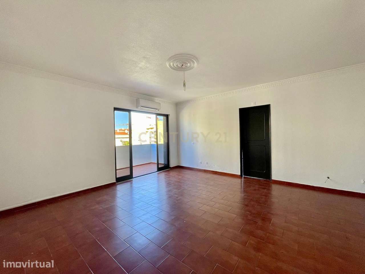 Exclusivo Apartamento T2 - Quarteira - Lugar de Garagem - Varandas - P-3