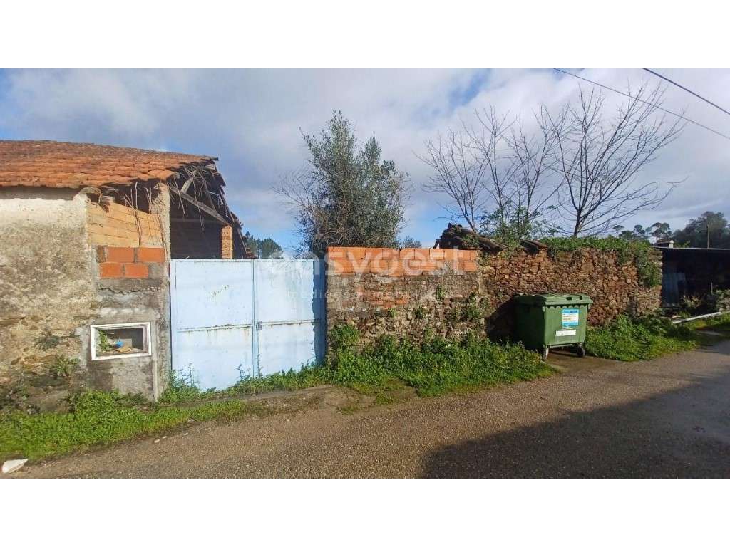 Moradia com logradouro e terreno perto de praias fluviais - Grande imagem: 2/16