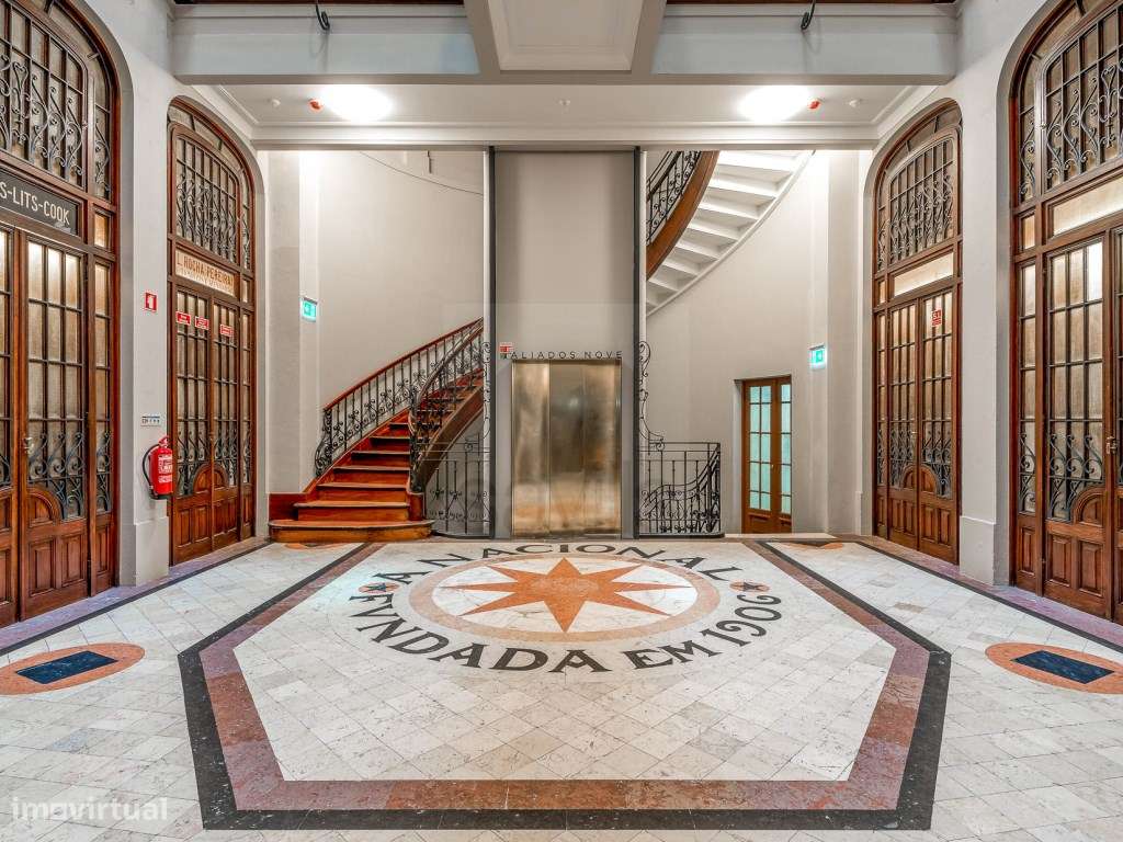 Apartamento T2 na Avenida dos Aliados, no Porto, com Varanda - Grande imagem: 2/30