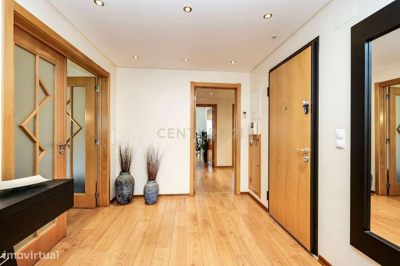 Apartamento T3 com vista panorâmica sobre o Jamor em condomínio fechad-9