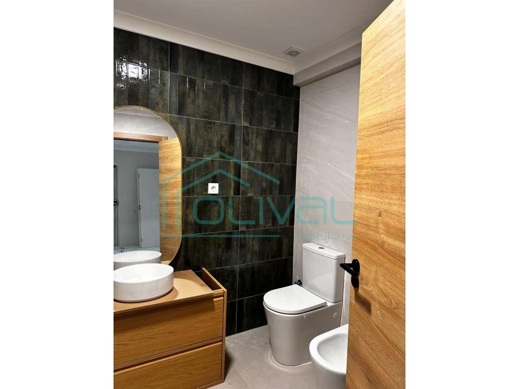 Apartamento T2 Totalmente Remodelado no Centro da Cidade-4