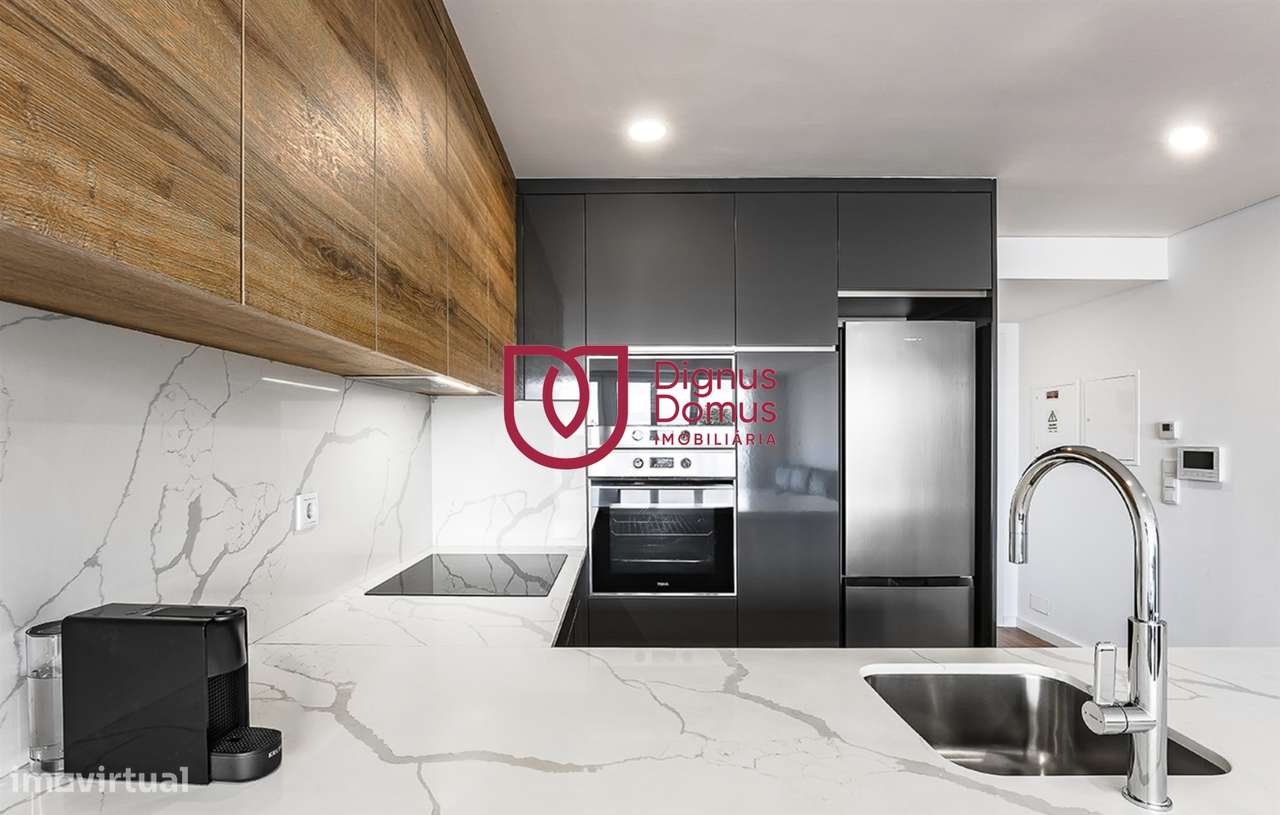 Duplex Renovado com Logradouro e Rendimento Garantido — Porto Centro-11