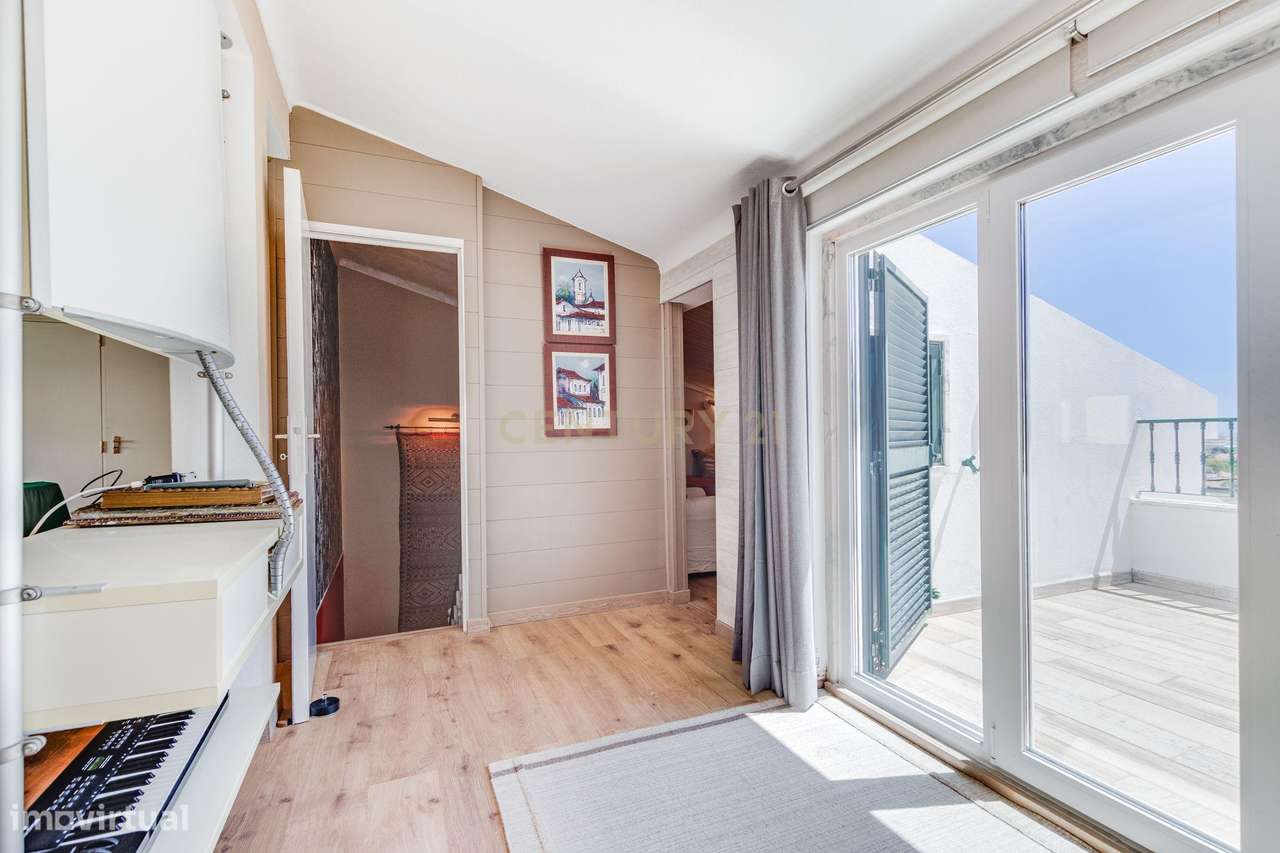 MORADIA T4 COM JARDIM E GARAGEM-40