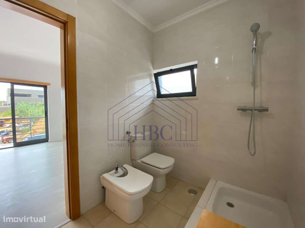 Moradia T5 Moderna e Remodelada no Feijó - Espaço, Conforto e Exclu...-25