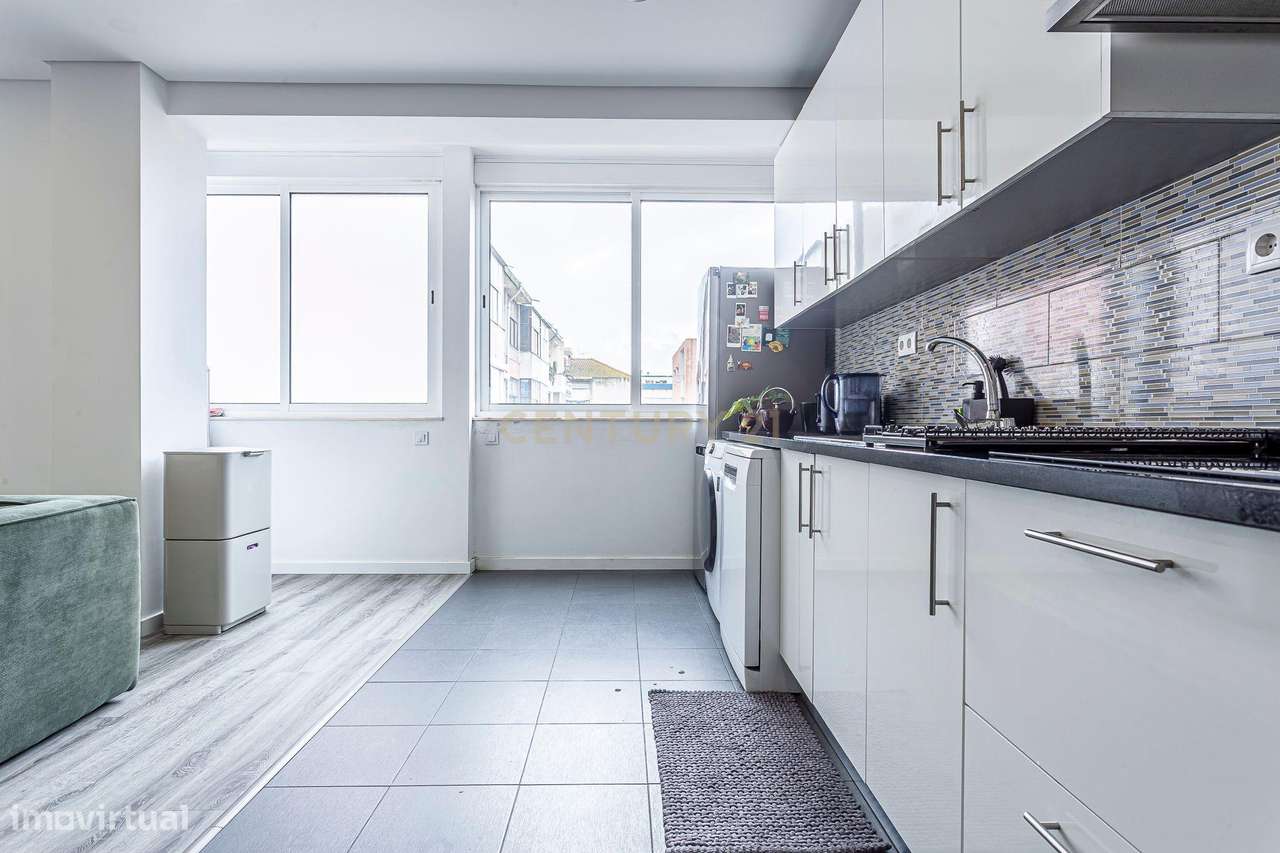 Luz, Conforto e Centralidade: T2 Remodelado no Coração do Barreiro - Grande imagem: 2/26