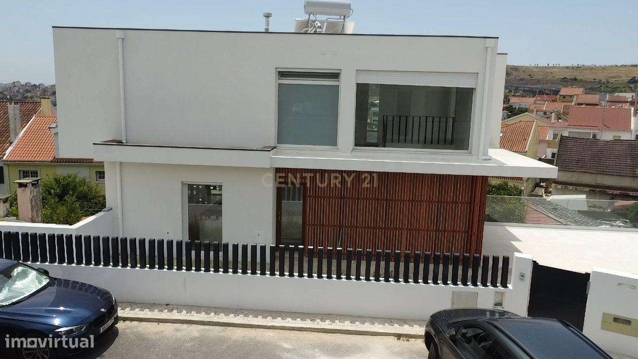 Moradia T4 de Arquitetura Moderna e Sustentável em Famões - Casal do R-45