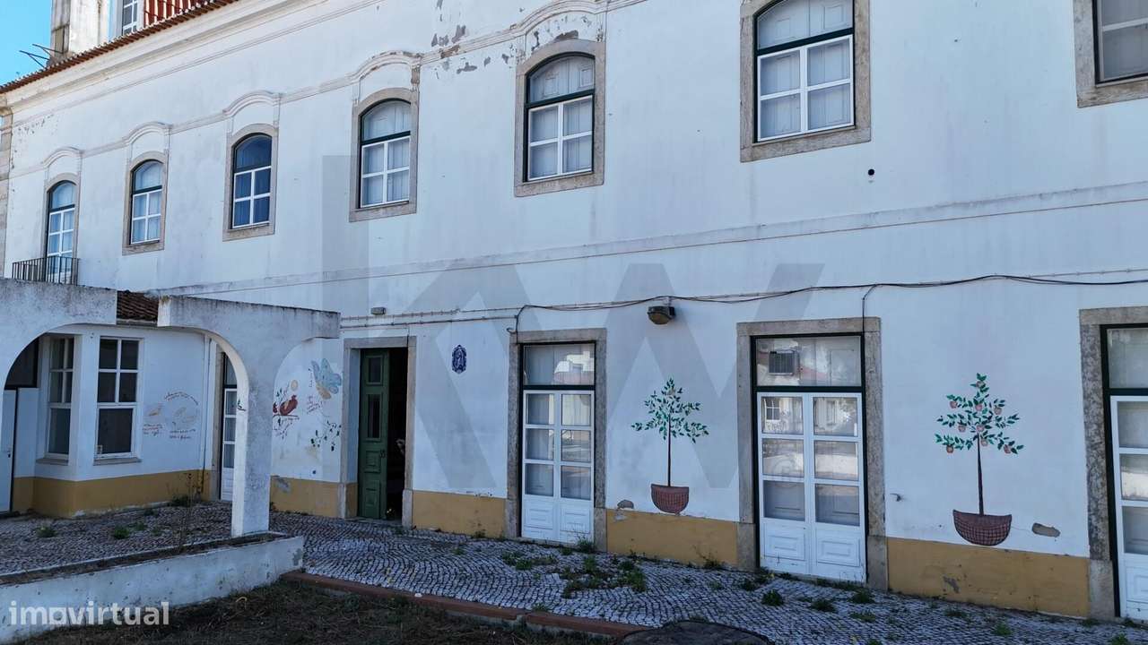 Edifício Emblemático no Coração de Almeirim-5