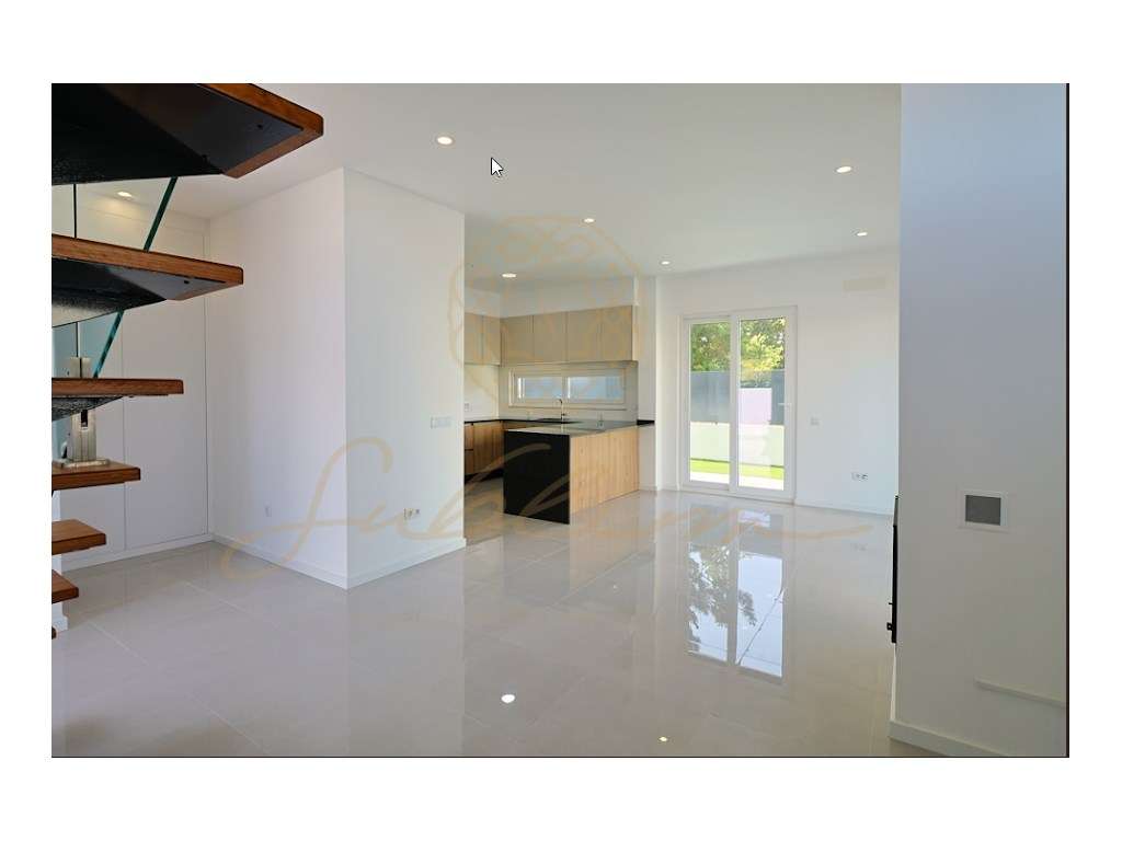 Moradia Nova com 4 Assoalhadas, Garagem Box e Piscina!-16