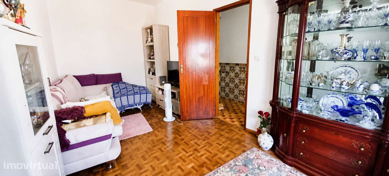 Moradia  T2 constituída por 2 pisos com quintal e terraços-20