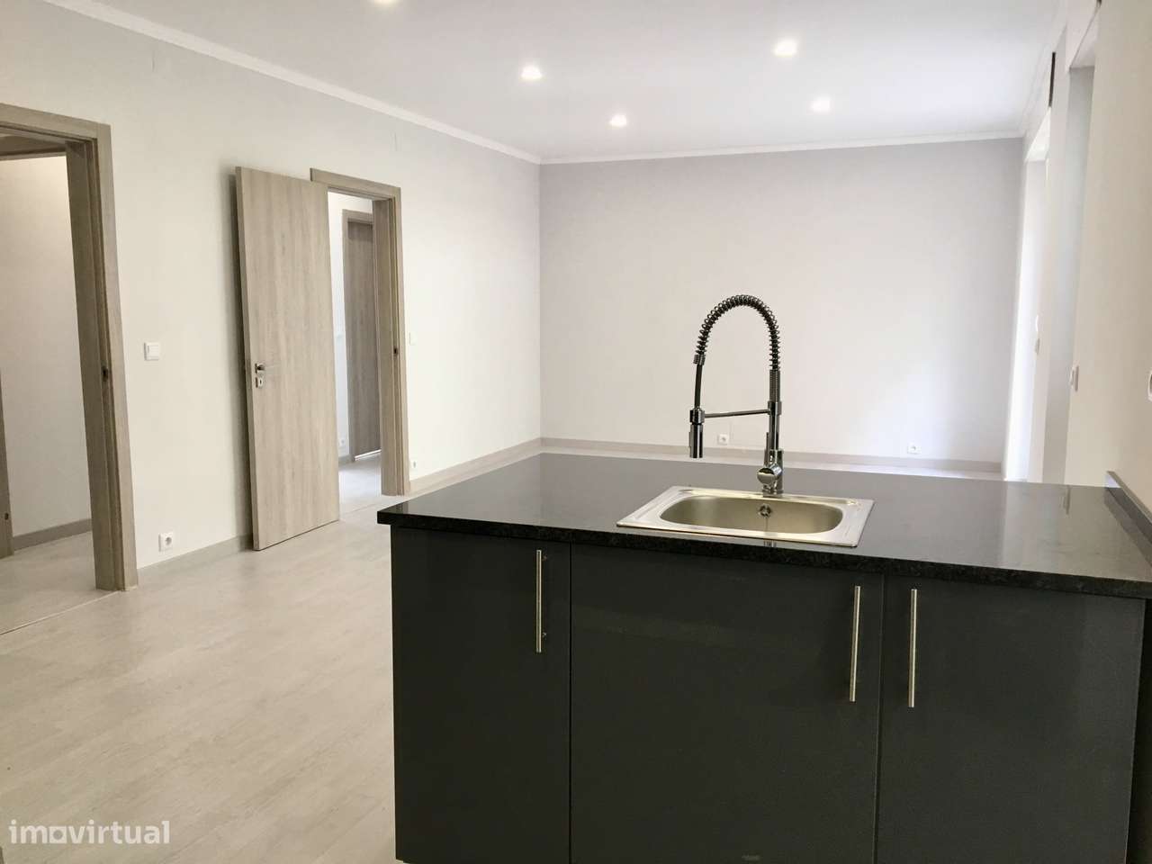 Excelente apartamento T4 grande c/novo no Barreiro junto rio-0