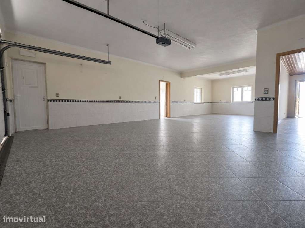 Moradia T5 com Grandes Áreas, Garagem Ampla e Espaço Exterior - Grande imagem: 5/49