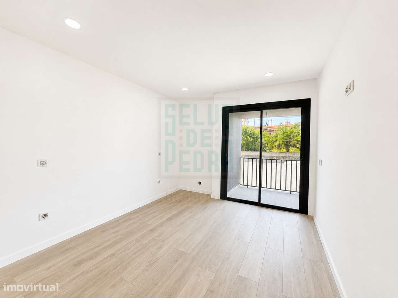Última Moradia V4 de 3 Frentes com Garagem para 3 Viaturas | Vila Nov-6