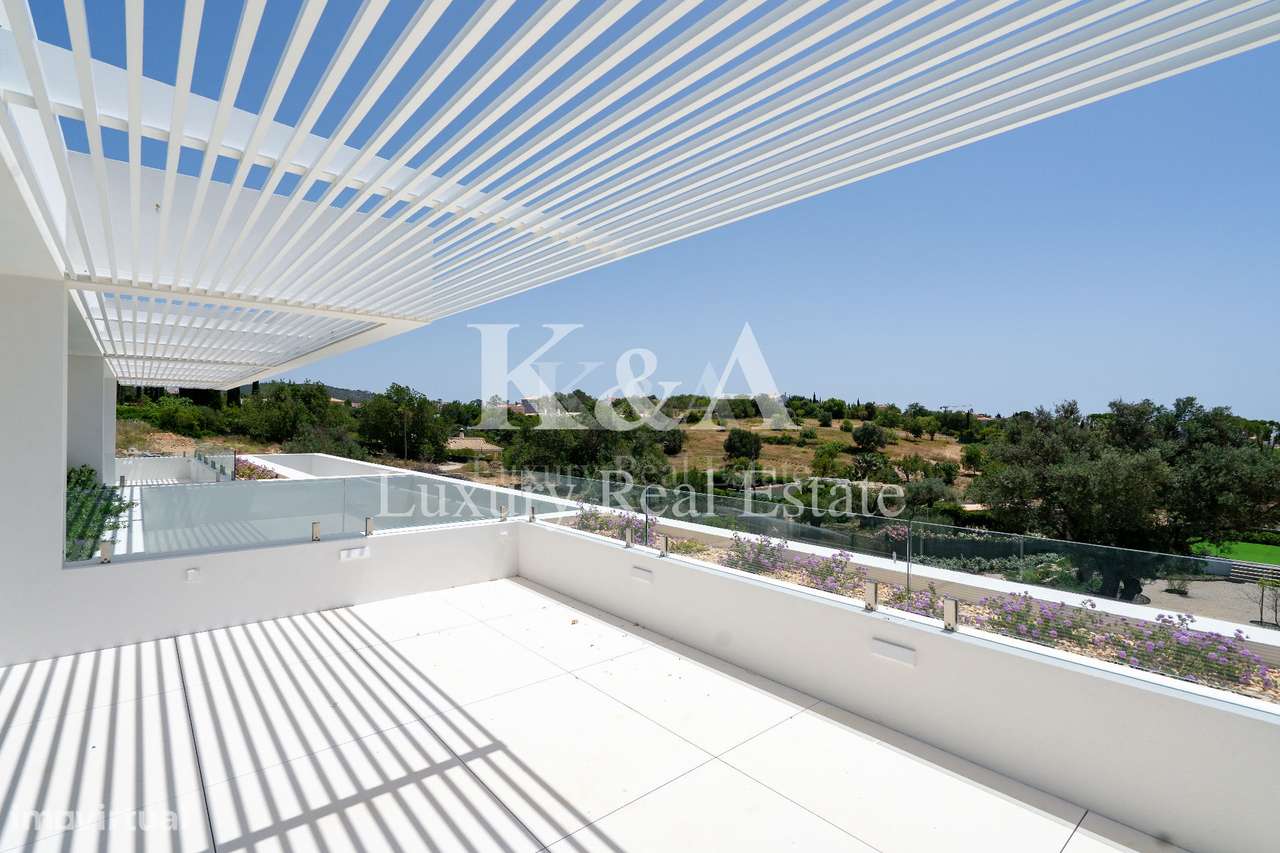 Moradia V6 contemporânea com vistas panorâmicas no Triângulo Dourado,-24