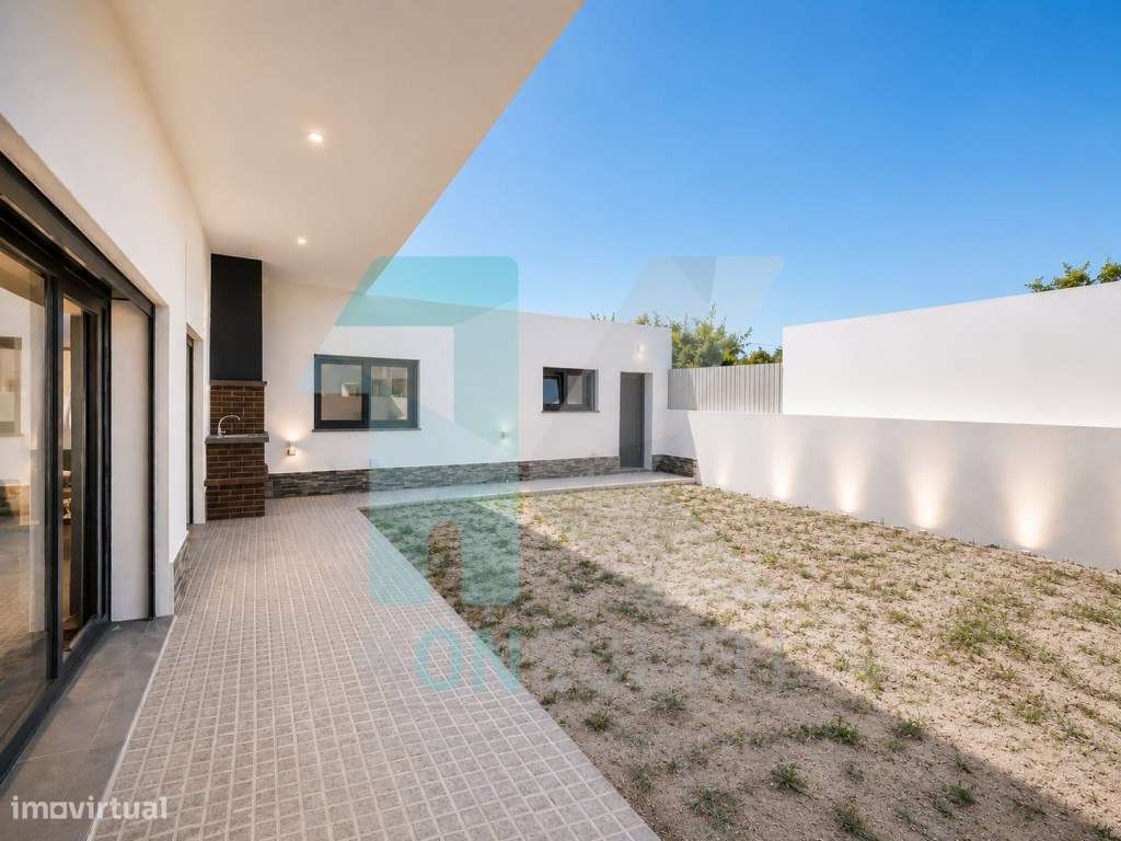 Moradia térrea T4 nova com boas áreas e jardim - Fernão Ferro-14
