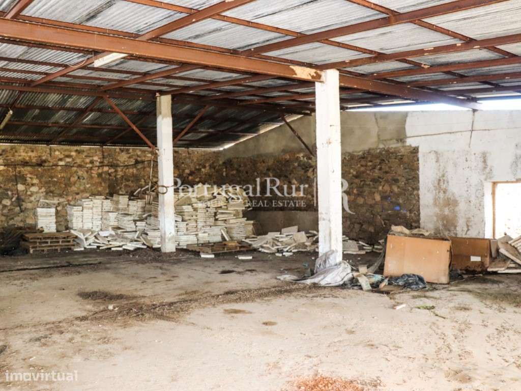 Quinta com casa de habitação T5 e diversas construções-15