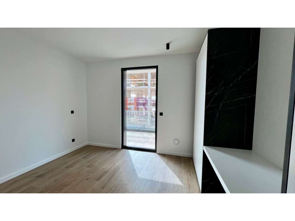 Vende-se Fantástico T2 com terraço privativo-25