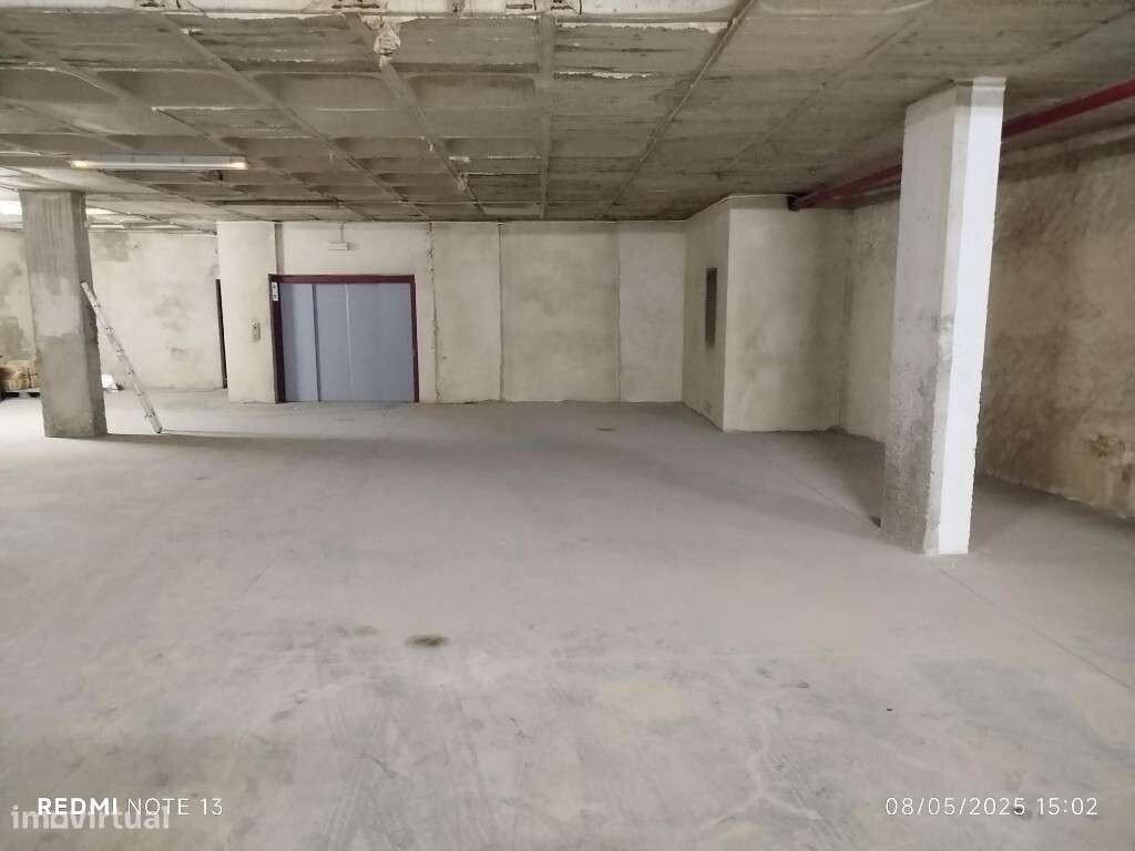 Armazém / Estacionamento para venda em Lisboa-6