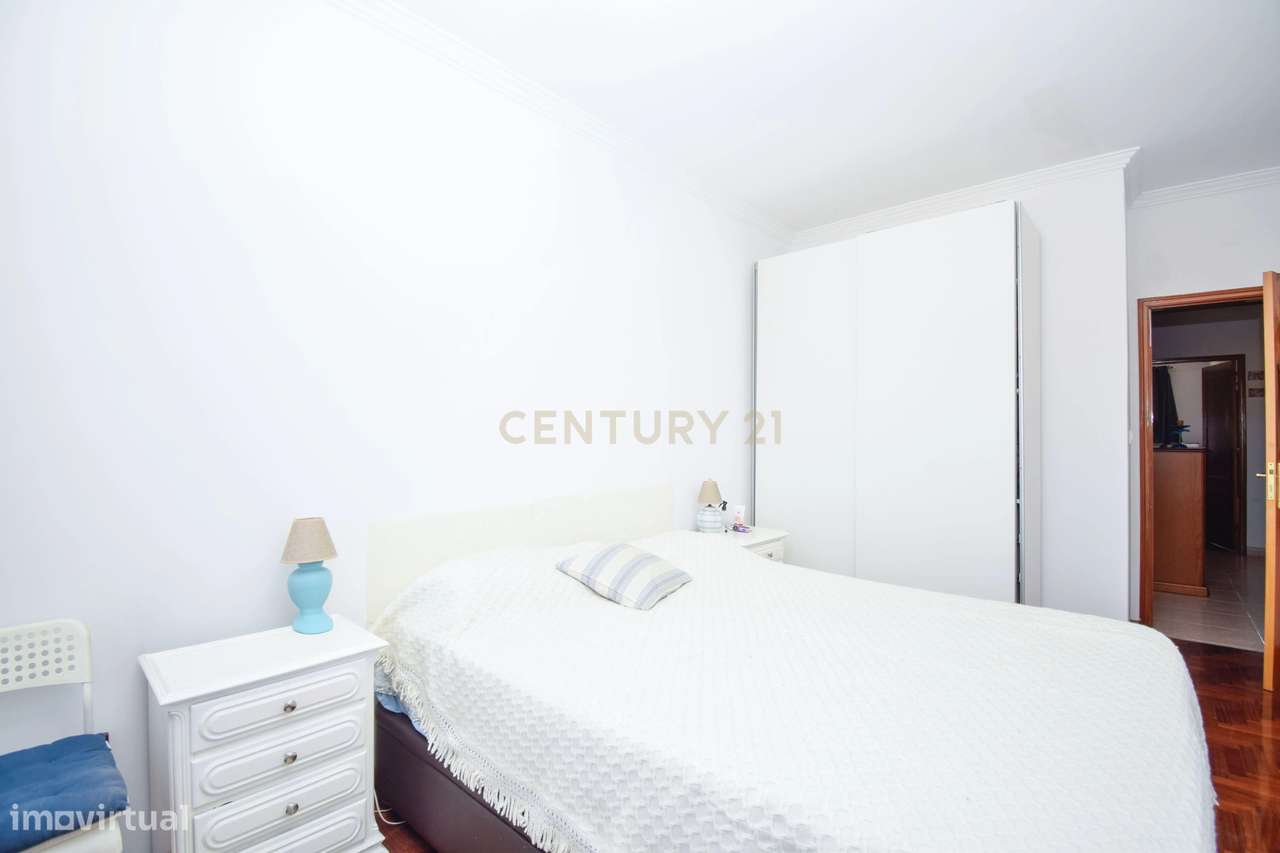 Apartamento T3, com 107 m² de área útil, estúdio musical com 40 m² e g-14