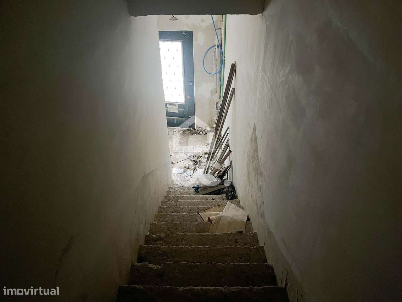 Prédio com Loja de 489 m² e 2 Apartamentos no Coração de Vila Nova de - Grande imagem: 4/37