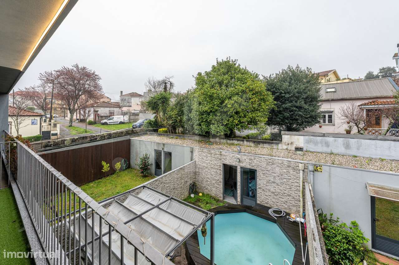 Moradia T3 com pátio, anexos e garagem em Paranhos - Porto-31