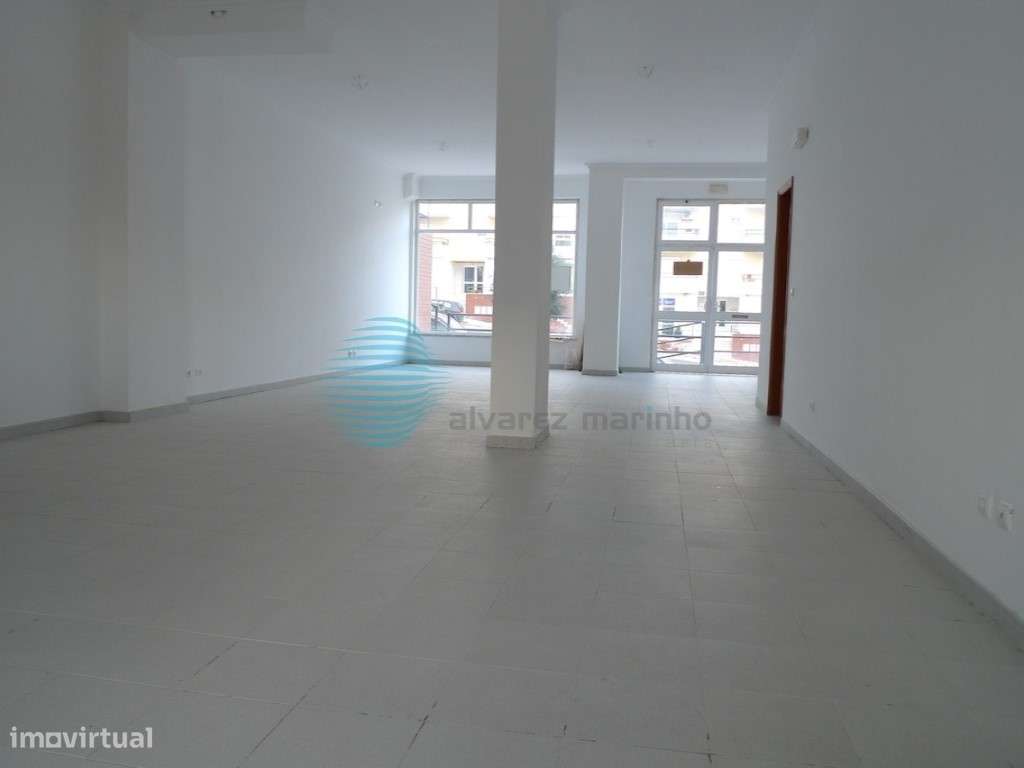 Espaço comercial com 97,75 m2 de loja e 100 m2 de terraço - Grande imagem: 4/9