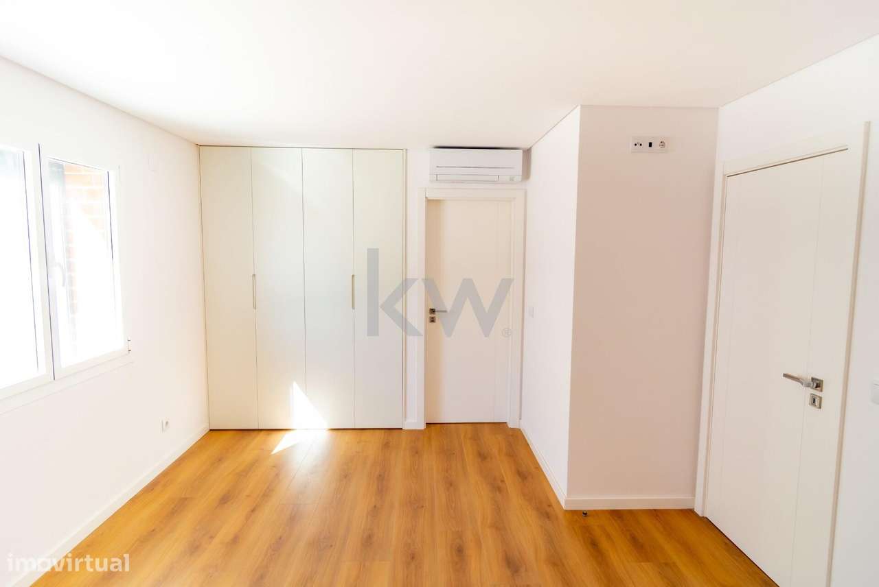 Luxo Raro nas Colinas do Cruzeiro – T3+1 com Mega Box e Terraço Privad-48