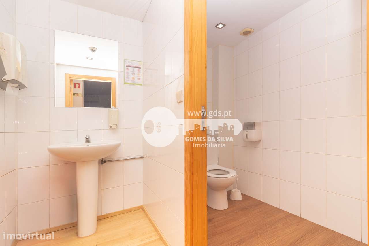 Moradia T3+1 com Espaços Comerciais – Ideal para Viver e Investir-49