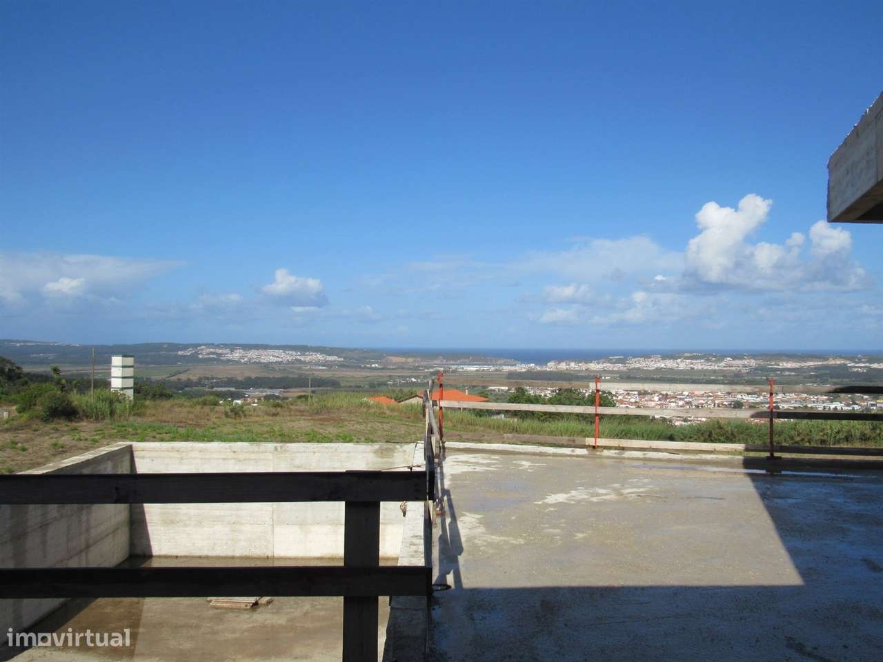 Moradia Moderna com Vista para a Baía de São Martinho – Em Construção-12