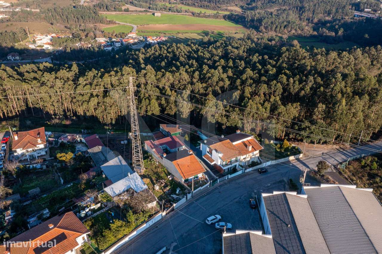 Moradia T4 com pátio, jardim e garagem em Covelas - Trofa-52