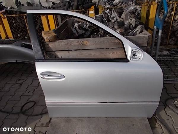 MERCEDES E KLASA W211 DRZWI PRAWE PRZÓD C775 - 1