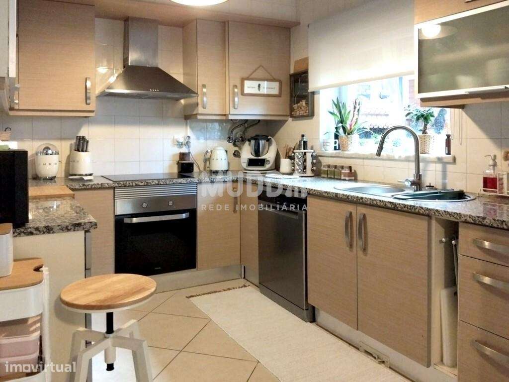 Moradia T3 Contemporânea com Suite, Painéis Solares, Garagem e Terraço-26