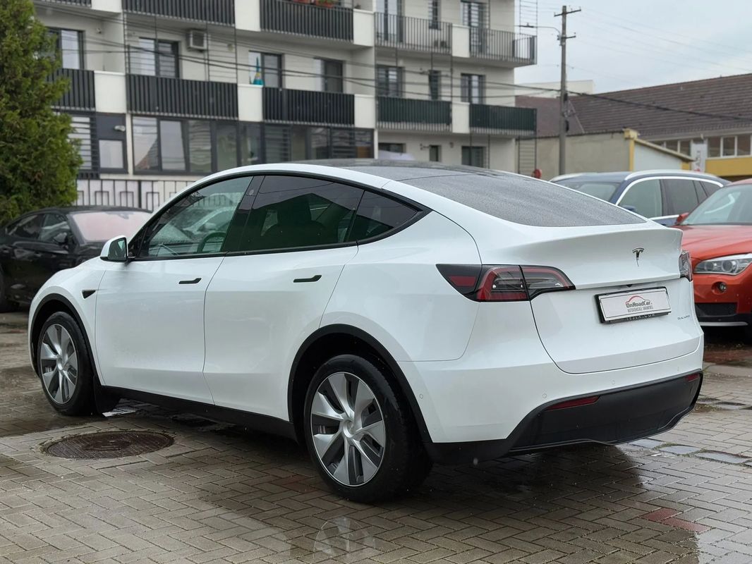 Tesla Model Y Long Range Dual Motor AWD - 27