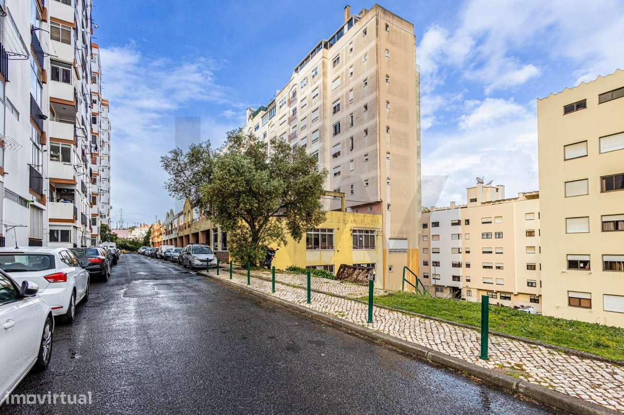 Apartamento T2 com 111 m2 em Monte Abraão-32