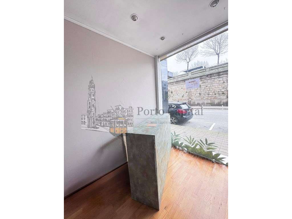 LOJA DE RUA COM MAIS DE 200m2 E CAVE - EXCELENTE POTENCIAL COMERCIAL - Grande imagem: 4/20