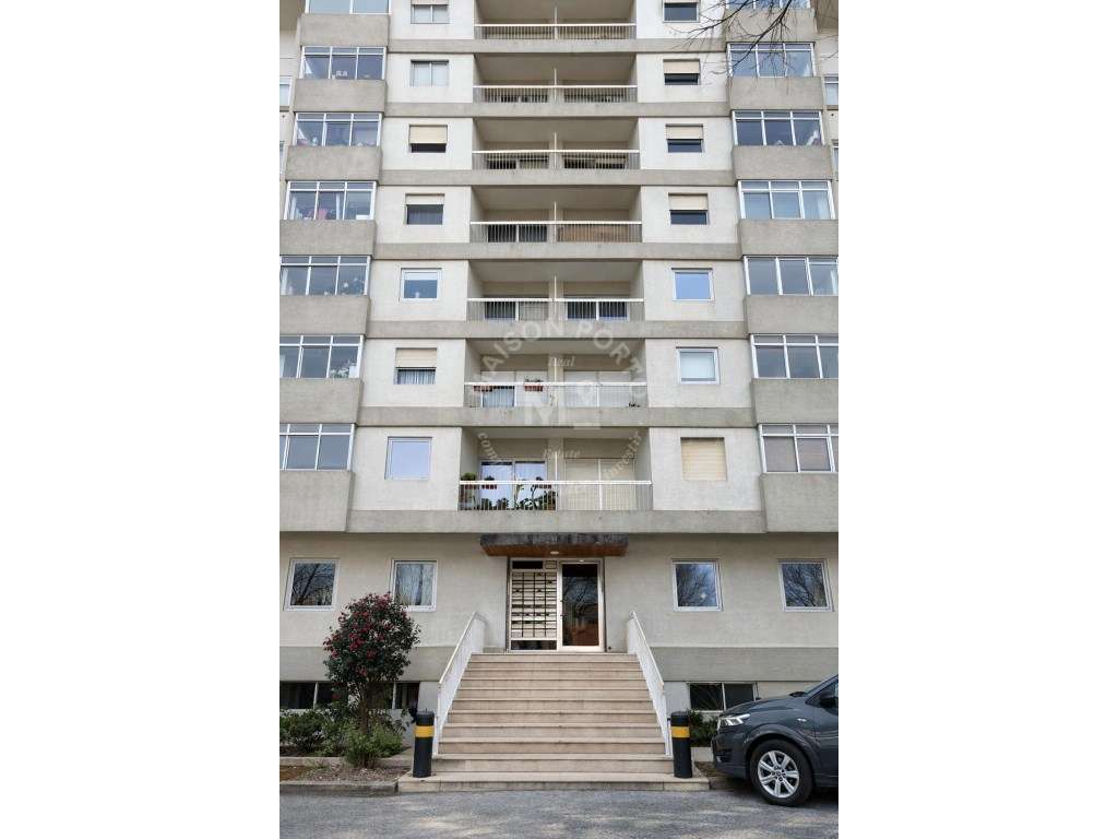 Apartamento T2 com Varanda e Garagem próximo ao Estádio do Boavista...-12