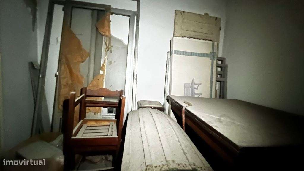 Pizzaria e Habitação no 1º andar no Centro do Montijo - Para renovar-24
