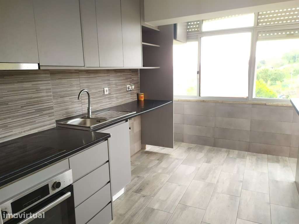 T2 remodelado e semiequipado na Amadora - Grande imagem: 2/20