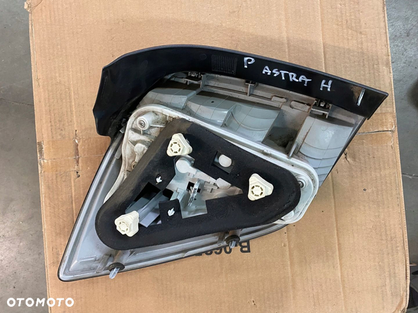 LAMPA PRAWY TYŁ OPEL ASTRA H KOMBI 24451840 - 3