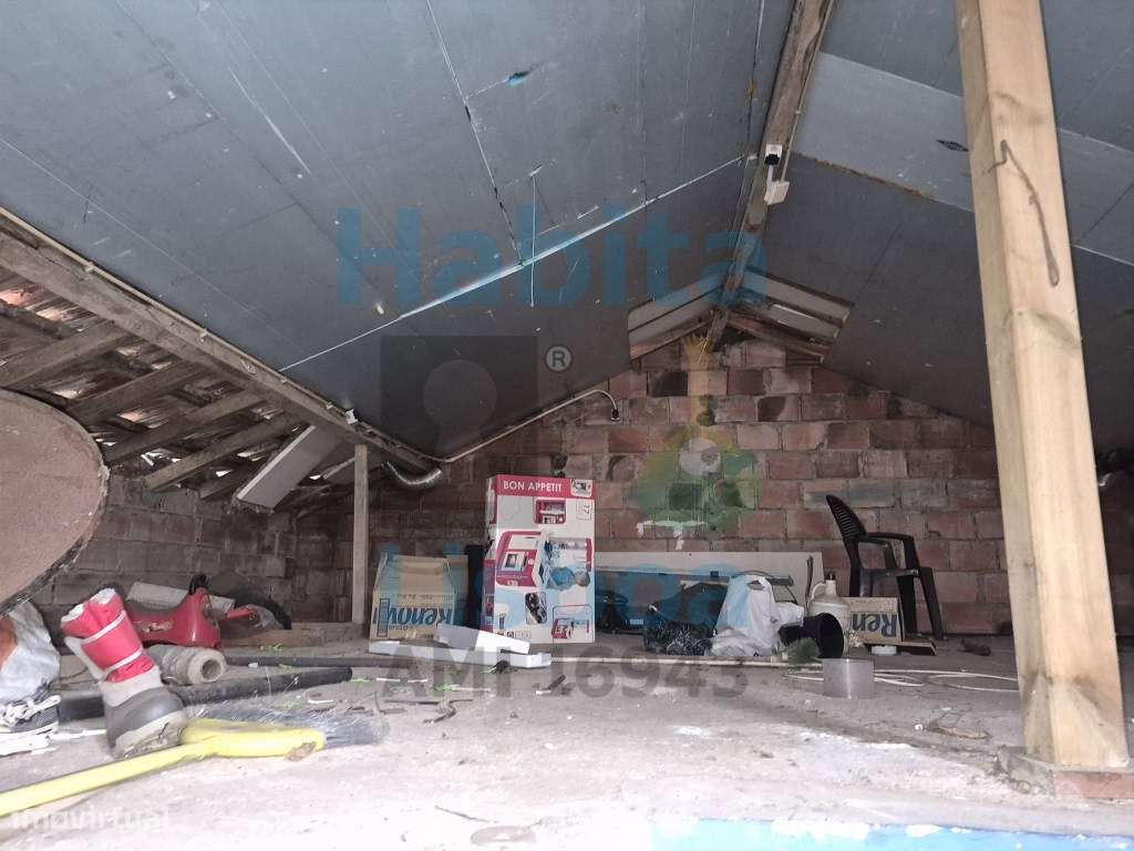 Moradia V2 para Venda em Vialonga - A Necessitar de Obras-13