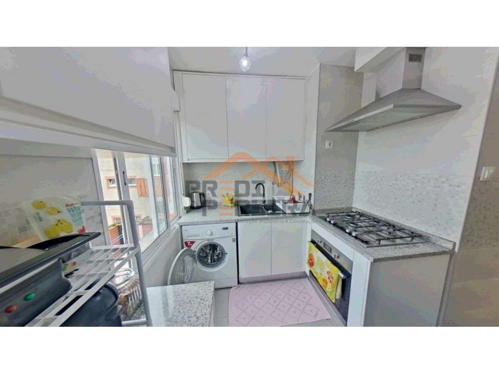 Situado na Encarnação, T3 remodelado em edifício com elevador. - Grande imagem: 2/23