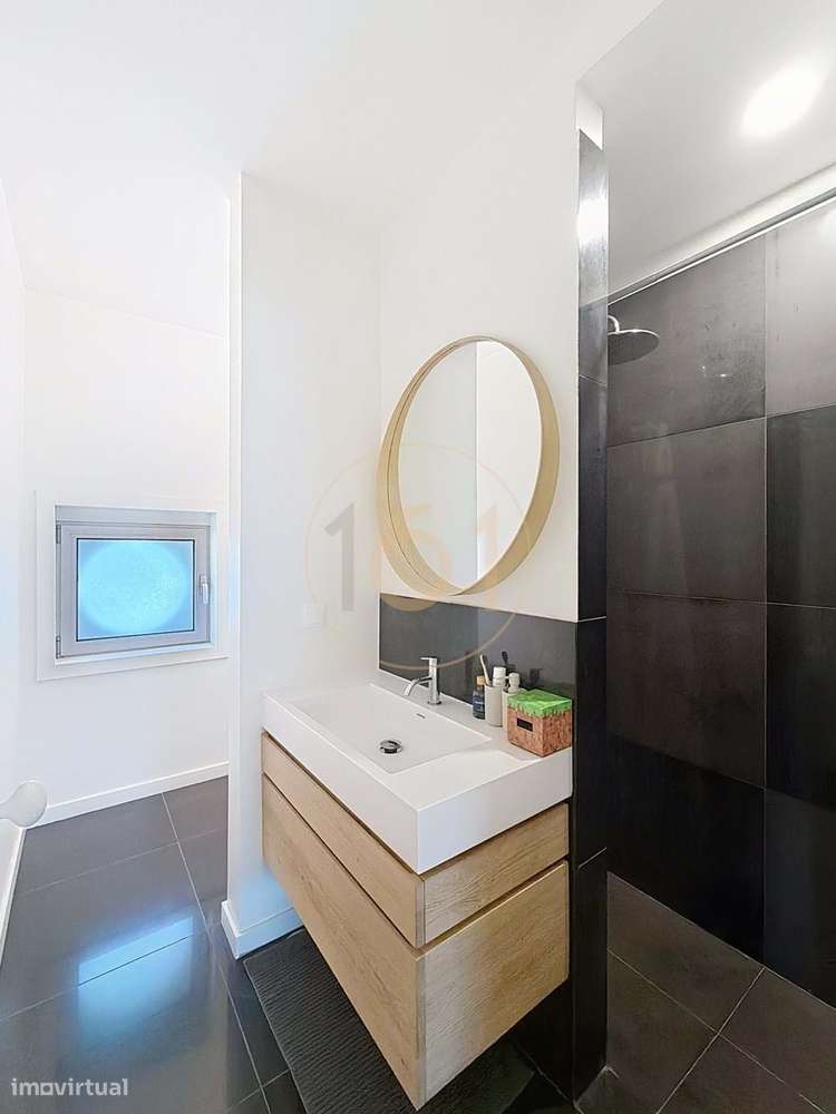 Apartamento T4 Duplex com Terraço e 4 Lugares de Garagem, com Possibil-35