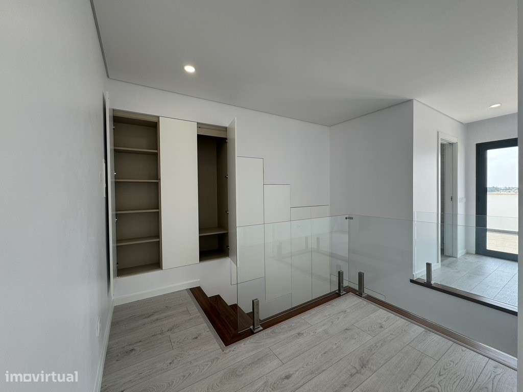 T4 Duplex Moderno com Terraços Amplos|Churrasqueira|Garagem Box-14